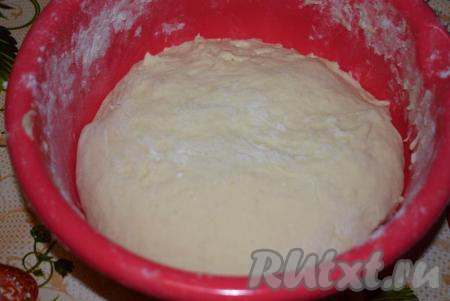 Вымешиваем тесто не менее 10-12 минут, во время замеса обильно смазывая руки маслом несколько раз и чуть сбрызгивая тесто, чтобы все ингредиенты стали однородными. Тесто получится нежным, легким и не липнущим к рукам.