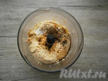 Измельчить все вместе до однородности, затем всыпать немного соли, черный молотый перец, влить соевый соус.&nbsp;