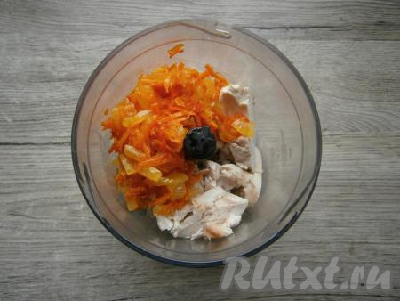 В чашу блендера отправить куриное филе вместе с обжаренными овощами.