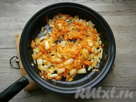 Обжарить лук с морковкой до мягкости (около 5 минут) на среднем огне, помешивая.