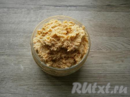 Готовый паштет из куриного филе использовать по назначению или переложить в стеклянную баночку, накрыть крышкой и отправить в холодильник.