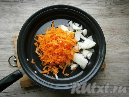 Лук очистить, нарезать произвольно, очищенную морковь натереть на крупной терке, выложить овощи в сковороду с растительным маслом.