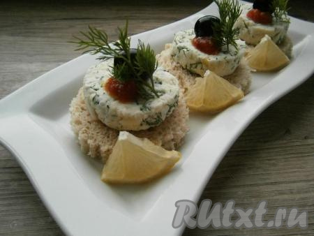 И затем бутерброды с брынзой&nbsp;украсить каплями соуса чили, оливками и веточками укропа. Разместить бутерброды на тарелке или блюде, рядом с ними выложить дольки лимона.