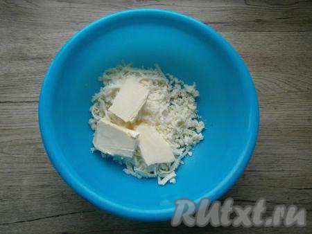 Брынзу натереть или раскрошить, добавить размягченное сливочное масло, вилкой хорошенько растереть масло с сыром.