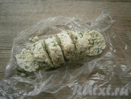 Отправить брынзу в морозилку на 15-20 минут, после чего острым ножом нарезать на шайбы (кружочки).