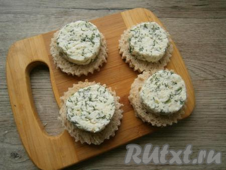 Шайбочки выложить на хлеб.