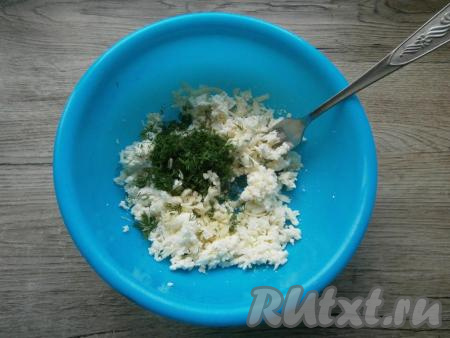 Сюда же добавить измельченный укроп и пропущенный через пресс чеснок.