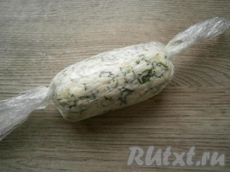 Все перемешать и выложить на пищевую пленку. Завернуть массу плотно, чтобы получилась "конфетка", диаметром чуть меньше диаметра кружочков хлеба.