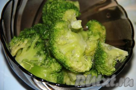 Брокколи разобрать на небольшие соцветия.