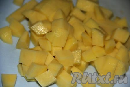 Сосиски нарезать кружочками. Морковку, картошку и лук очистить. Картофель нарезать на кубики среднего размера.