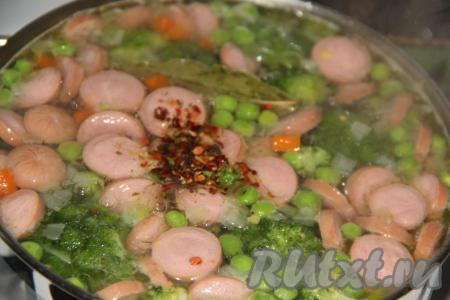 Варить суп с сосисками и зеленым горошком минут 7 с момента закипания на небольшом огне, затем посолить и добавить специи. Потомить пару минут и снять с огня. Дать супчику минут 10-15 настояться под крышкой.