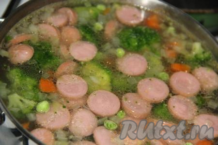 Добавить горошек в кастрюлю.