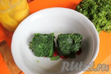 Разморозьте шпинат (при комнатной температуре, в микроволновке на режиме "разморозка" или на низкой мощности 2-3 минуты), петрушку порубите, яйца взбейте.