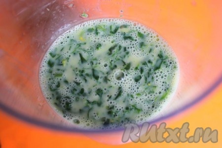 Затем взбитые яйца посолите, добавьте шпинат, петрушку и перемешайте.