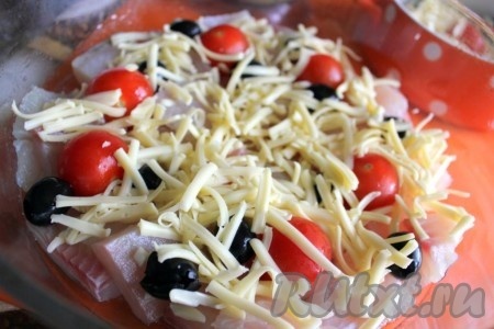 Сыр натрите и уложите слоем на рыбу.