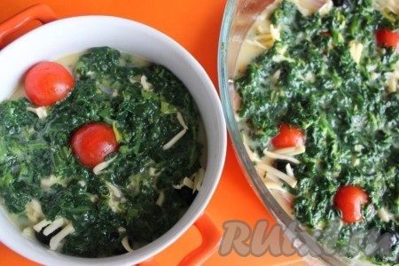 Залейте рыбу яйцами с зеленью.