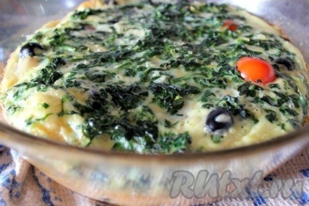 Запекайте рыбу со шпинатом в духовке до готовности при 200 градусах около получаса.