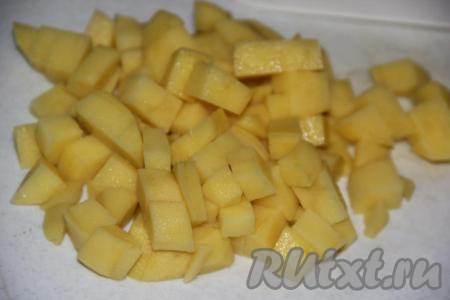 Картошку, морковь и лук очистить. Картофель нарезать на кубики или брусочки.
