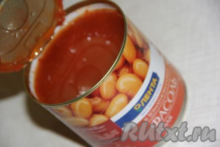 Открыть банку с консервированной фасолью. Я взяла белую фасоль в томатном соусе. Соус тоже будем использовать.