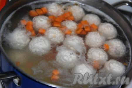 Когда фрикадельки проварятся минут 10, добавить в кастрюлю картошку и морковь, варить 10 минут на небольшом огне.