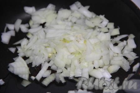 На сковороде разогреть растительное масло, выложить мелко нарезанный лук.