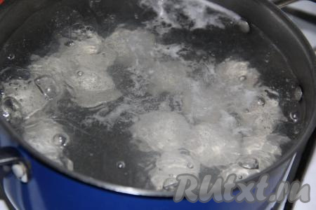Налить в кастрюлю воду, отправить на огонь и довести до кипения. Из фарша сформировать круглые шарики размером с грецкий орех (фрикадельки), выложить их в кипящую воду и варить 10 минут с момента закипания на небольшом огне.