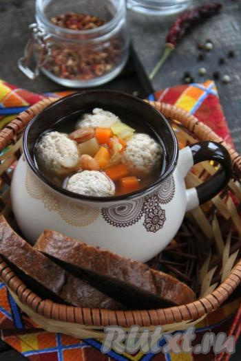 Суп с фрикадельками и консервированной фасолью получился вкусным и сытным. Этот супчик - один из любимых супов моего сына.