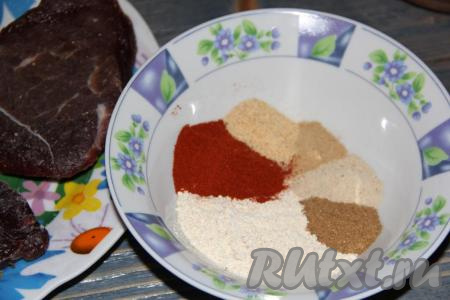 В глубокой миске соединить пажитник, кардамон сушеный, имбирь сушеный, паприку, чеснок сушеный, хмели сунели, перемешать пряную смесь специй. Главная специя, которая должна добавляться для приготовления бустурмы, - пажитник (эту специю можно приобрести на рынке в отделе "восточные специи"), остальные специи можете подбирать по своему вкусу.