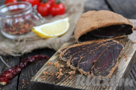 Кусочки бастурмы должны быть очень тонкими, можно сказать, полупрозрачными. Посмотрите, какая красивая бастурма получилась из говядины. Она украсит любой праздничный стол. Храниться бастурма в холодильнике может достаточно долго (в течение месяца) в закрытой ёмкости. Очень вкусно, попробуйте!