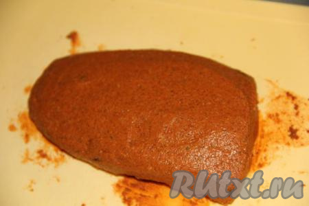 Затем обмазать куски говядины со всех сторон пряной смесью специй. Слой специй должен быть ровным и обильным.