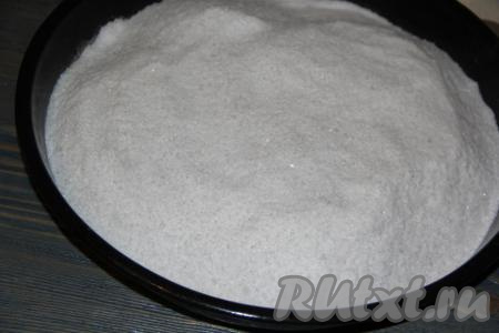 На противень или поднос с высокими бортами равномерно насыпать соль (примерно, 700 грамм). На соль выложить куски мяса. Мясо выкладывать ровно, так как во время обезвоживания оно станет плотным. Поверх кусочков мяса насыпать столько соли, чтобы мясо было не видно из-под солевой шубы. В таком виде поставить ёмкость с мясом в холодильник на сутки.