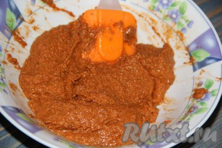 Смесь специй получится сметанообразной, оставить массу на 10-15 минут.