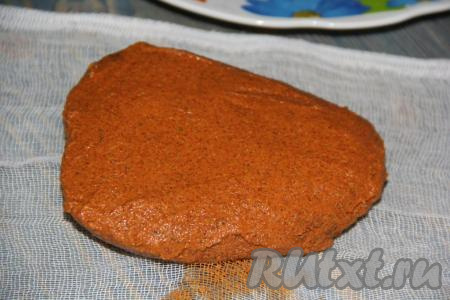 Затем выложить мясо на марлю. Марлю лучше взять не медицинскую, без запаха. Можно использовать белую хлопковую ткань.