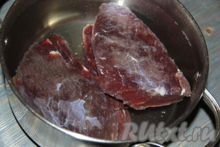 Через три дня достать говядину из соли и хорошо промыть ее&nbsp;под холодной водой. Залить мясо холодной водой и оставить на 1 час, за это время сменить воду пару раз. Кусочки говядины обсушить бумажным полотенцем. Мясо будет тёмного цвета, плотным по консистенции.