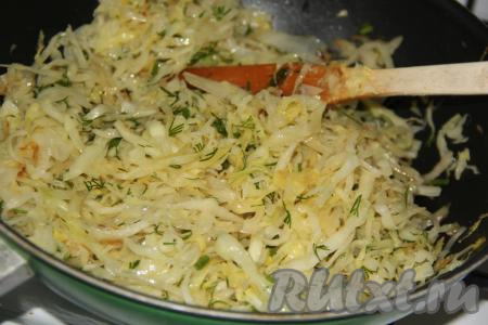 В конце жарки добавить соль по вкусу и рубленную зелень. Хорошо перемешать капусту, снять с огня и дать остыть.