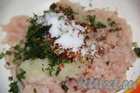 Куриное филе и очищенный лук пропустить через мясорубку, добавить соль и специи по вкусу, 1 столовую ложку измельчённой зелени.