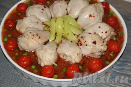 Аккуратно залить рис получившимся бульоном. Поставить форму с рисом, куриными голенями и овощами в разогретую духовку.