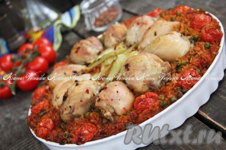 Рис с куриными голенями и овощами в духовке