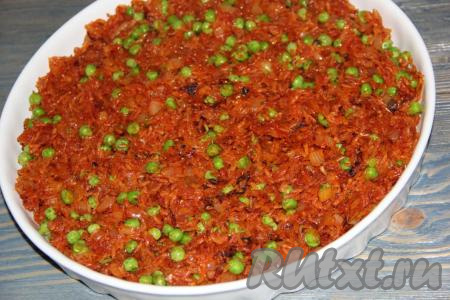 Переложить рис с овощами в круглую форму для запекания и разровнять.