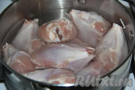 Выложить голени в кастрюлю, залить холодной водой, отправить на огонь и довести до кипения.