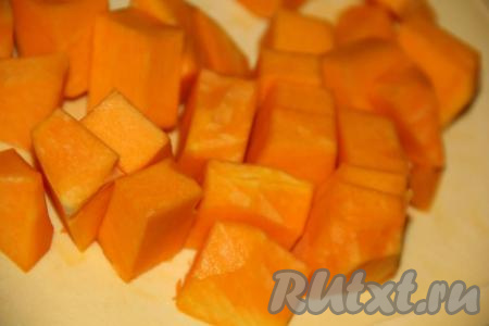 Мякоть тыквы нарезать на кубики.
