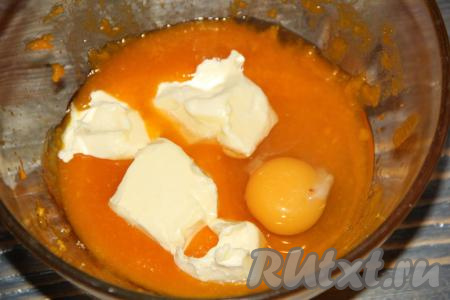 К тыквенному пюре с сахаром добавить яйцо и размягченное сливочное масло, нарезанное на кусочки.