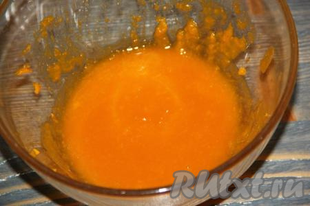 Пробить массу блендером до однородного состояния.