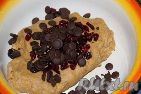 Добавить в тесто клюкву и шоколад. В роли начинки можно взять изюм или сушёную вишню.