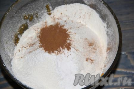 Далее всыпать просеянную муку, соль, соду,&nbsp;разрыхлитель и корицу.