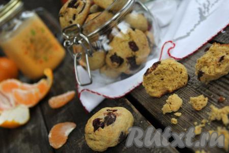 Выпекать печенье из тыквенного пюре в разогретой духовке, примерно, 10-15 минут при температуре 180-200 градусов. Готовую выпечку переложить на тарелку и подать к чаю. Очень красивое и вкусное печенье получилось.