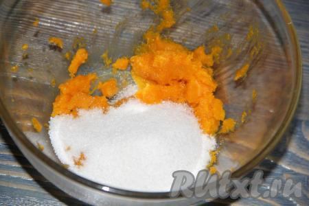 Кусочек тыквы, предварительно очищенный от кожуры и семян, нарезать на кубики и запечь до мягкости в микроволновке при максимальной мощности (я готовлю, примерно, минут 7). Пробить мякоть тыквы блендером в пюре. Для приготовления этого печенья нам понадобится 100 грамм тыквенного пюре. К пюре из тыквы добавить сахар и ванильный сахар.