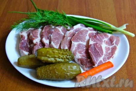 Свиную шейку нарезать на стейки.