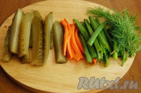 Огурцы, морковь нарезать соломкой. Перья лука разрезать пополам, как показано на фотографии.