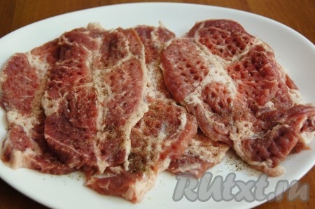 Свиные стейки отбить, посолить, поперчить.